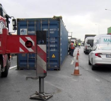 TEM Otoyolu'nda devrilen tır nedeniyle trafik durma noktasına geldi 10 TEM Otoyolunda devrilen tır nedeniyle trafik durma noktasına geldi