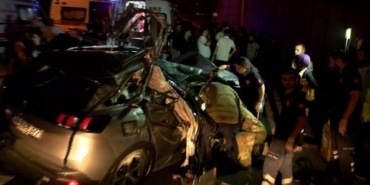 TEM Otoyolu'nda makas atan cip, hafriyat kamyonuna çarptı: 2 yaralı 19 TEM Otoyolunda makas atan cip hafriyat kamyonuna çarptı 2 yaralı