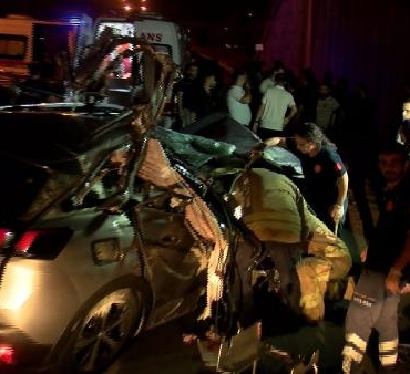 TEM Otoyolunda makas atan cip hafriyat kamyonuna çarptı 2 yaralı