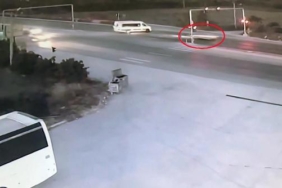 Ters yöne giren otomobil başka bir araca çarptı o anlar kamerada