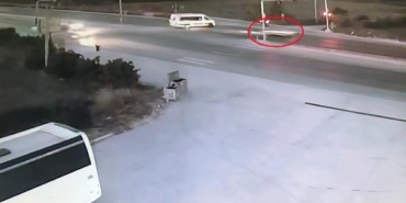 Ters yöne giren otomobil, başka bir araca çarptı; o anlar kamerada 19 Ters yöne giren otomobil başka bir araca çarptı o anlar kamerada