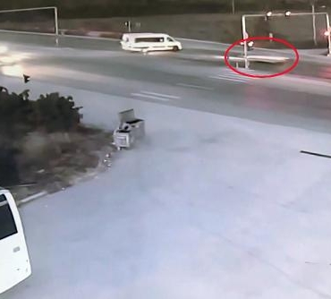 Ters yöne giren otomobil başka bir araca çarptı o anlar kamerada