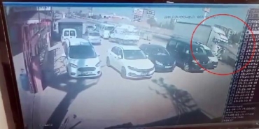 TIR ile kamyonetin çarpışmasıyla 1 kişinin öldüğü kazanın kamera görüntüsü ortaya çıktı