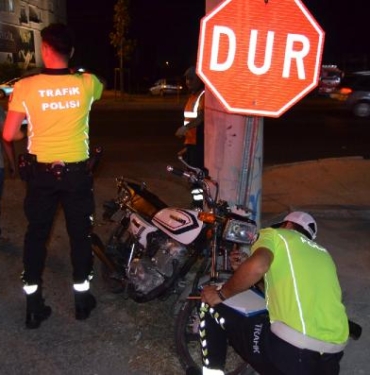 TIR'a arkadan çarpan motosikletin sürücüsü öldü, arkadaşı yaralandı 3 TIRa arkadan çarpan motosikletin sürücüsü öldü arkadaşı yaralandı