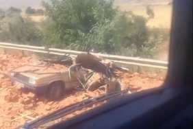 TIR'daki tuğlalar, otomobilin üzerine döküldü: 2 yaralı 28 TIRdaki tuğlalar otomobilin üzerine döküldü 2 yaralı
