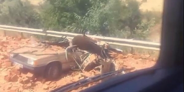 TIR'daki tuğlalar, otomobilin üzerine döküldü: 2 yaralı 31 TIRdaki tuğlalar otomobilin üzerine döküldü 2 yaralı