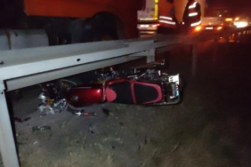 TIR'ı sollarken 2 motosiklet çarpıştı: Yasin öldü, 3 arkadaşı yaralı 31 TIRı sollarken 2 motosiklet çarpıştı Yasin öldü 3 arkadaşı yaralı