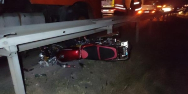 TIR'ı sollarken 2 motosiklet çarpıştı: Yasin öldü, 3 arkadaşı yaralı 33 TIRı sollarken 2 motosiklet çarpıştı Yasin öldü 3 arkadaşı yaralı