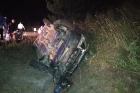 TIRın çarptığı hafif ticari araç kanala düştü 2si çocuk 4 yaralı