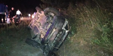 TIRın çarptığı hafif ticari araç kanala düştü 2si çocuk 4 yaralı