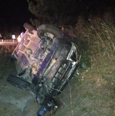 TIRın çarptığı hafif ticari araç kanala düştü 2si çocuk 4 yaralı