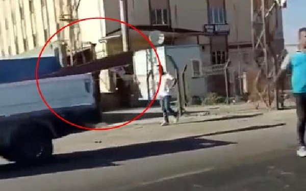 TIRın çarptığı kamyonetteki demir plakanın başına isabet ettiği Efe öldü