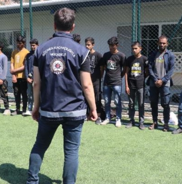 TIR'ın dorsesinden 39 kaçak göçmen çıktı