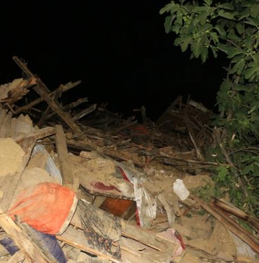 Tokat'ta tek katlı ahşap ev çöktü; enkazda kalan kişi yaralandı