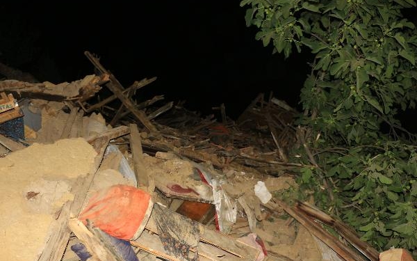 Tokat'ta tek katlı ahşap ev çöktü; enkazda kalan kişi yaralandı