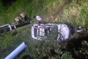 Trabzonda köprü üzerinde korkulukları yıkan otomobil 30 metre yükseklikten yuvarlandı 5 yaralı