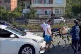 Trabzonda minibüs park halindeki 7 araca çarptı 2 yaralı