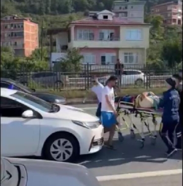 Trabzon’da minibüs park halindeki 7 araca çarptı: 2 yaralı 4 Trabzonda minibüs park halindeki 7 araca çarptı 2 yaralı