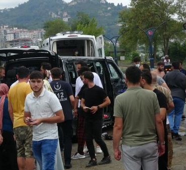 Trabzonda turistleri taşıyan minibüs devrildi 3ü ağır 6 yaralı