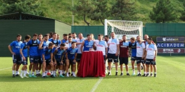 Trabzonspor idmanında Gomez’e doğum günü kutlaması 8 Trabzonspor idmanında Gomeze doğum günü kutlaması