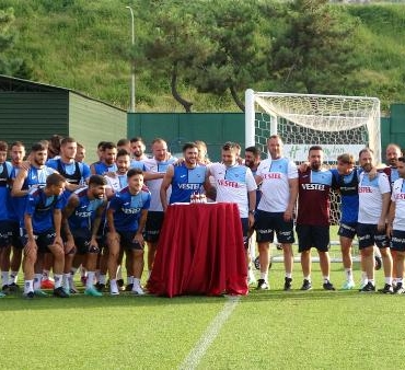 Trabzonspor idmanında Gomeze doğum günü kutlaması