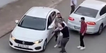 Trafik tartışmasında kavgayı ayırırken göğsünden bıçaklandı olay anı kamerada
