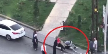 Trafikte sopa ve sandalyeli kavga kamerada 24 Trafikte sopa ve sandalyeli kavga kamerada