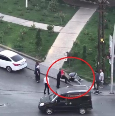 Trafikte sopa ve sandalyeli kavga kamerada