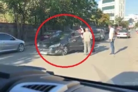 Trafikte 'yol verme' kavgası kamerada 29 Trafikte yol verme kavgası kamerada