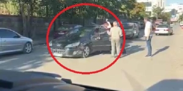 Trafikte yol verme kavgası kamerada