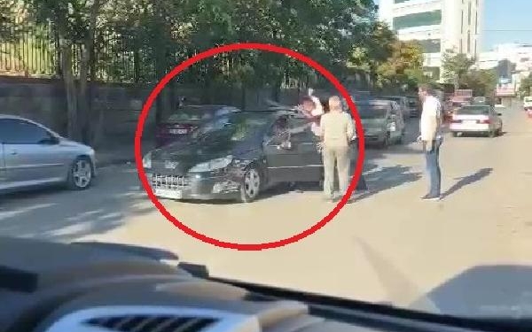 Trafikte 'yol verme' kavgası kamerada 1 Trafikte yol verme kavgası kamerada