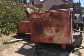 Traktör devrildi, sürücünün eşi öldü 13 Traktör devrildi sürücünün eşi öldü