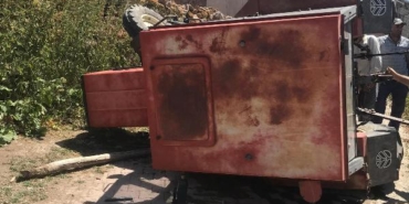 Traktör devrildi sürücünün eşi öldü