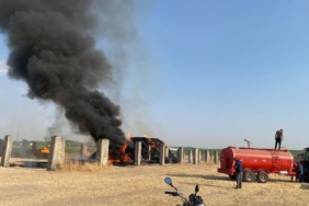 Traktörde çıkan yangın 150 ton saman balyasını küle çevirdi; o anlar kamerada 29 Traktörde çıkan yangın 150 ton saman balyasını küle çevirdi o anlar kamerada