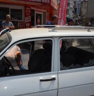 Tüfek ateş alınca direksiyon başında omzundan yaralandı