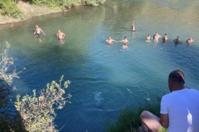Tuncelide serinlemek için çaya giren iki arkadaştan biri boğuldu