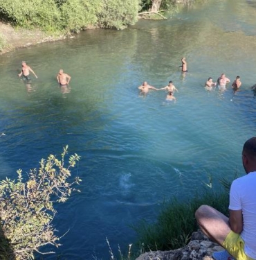 Tuncelide serinlemek için çaya giren iki arkadaştan biri boğuldu