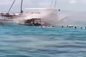 Tur teknesinde yangın çıktı tatilciler panikle denize atladı