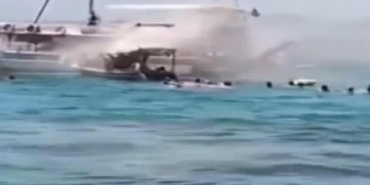 Tur teknesinde yangın çıktı tatilciler panikle denize atladı