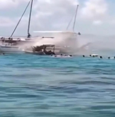 Tur teknesinde yangın çıktı tatilciler panikle denize atladı