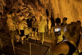 Turistler Dim Mağarasında serinliyor
