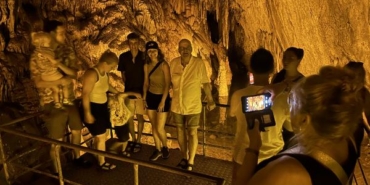 Turistler Dim Mağarasında serinliyor