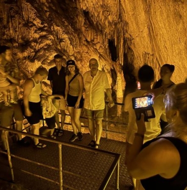 Turistler Dim Mağarasında serinliyor