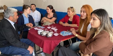 Türk ve İsveçli kadınlar Karsın kahvehanelerinde erkeklerle eşitlik sohbeti düzenledi