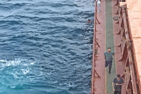 Türkeli açıklarında, seyir halindeki gemiden denize düşen 2'inci kaptan 20 saat sonra kurtarıldı