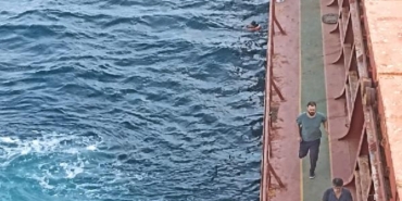 Türkeli açıklarında, seyir halindeki gemiden denize düşen 2'inci kaptan 20 saat sonra kurtarıldı