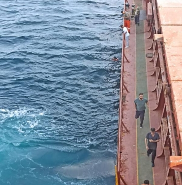 Türkeli açıklarında, seyir halindeki gemiden denize düşen 2'inci kaptan 20 saat sonra kurtarıldı