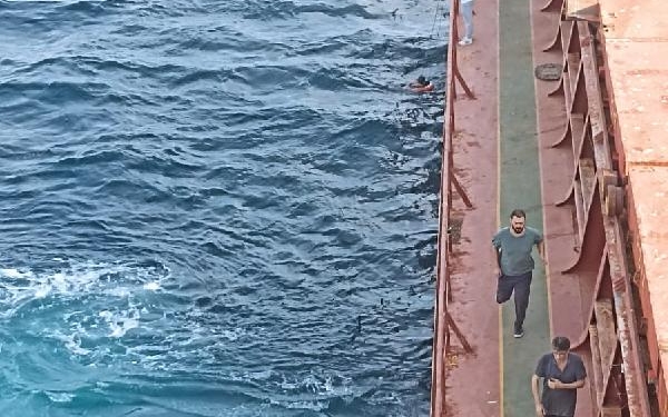 Türkeli açıklarında, seyir halindeki gemiden denize düşen 2'inci kaptan 20 saat sonra kurtarıldı