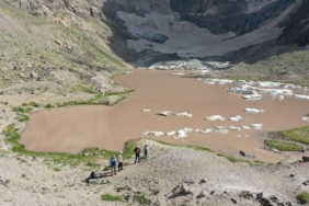 Türkiyenin en yüksek ikinci zirvesinde buzullar eriyor