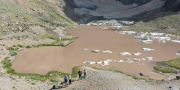 Türkiyenin en yüksek ikinci zirvesinde buzullar eriyor